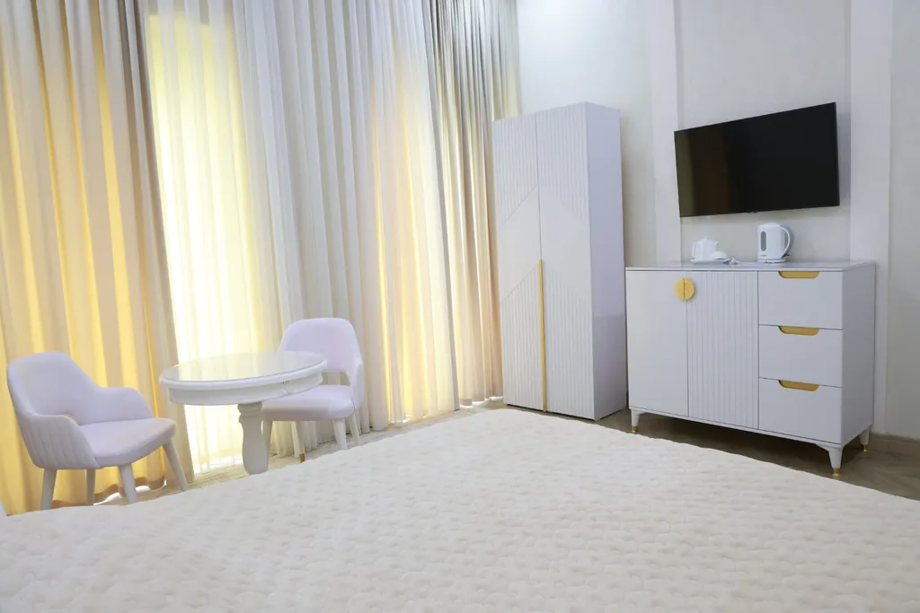 Номер с кроватью размера king-size и видом на сад