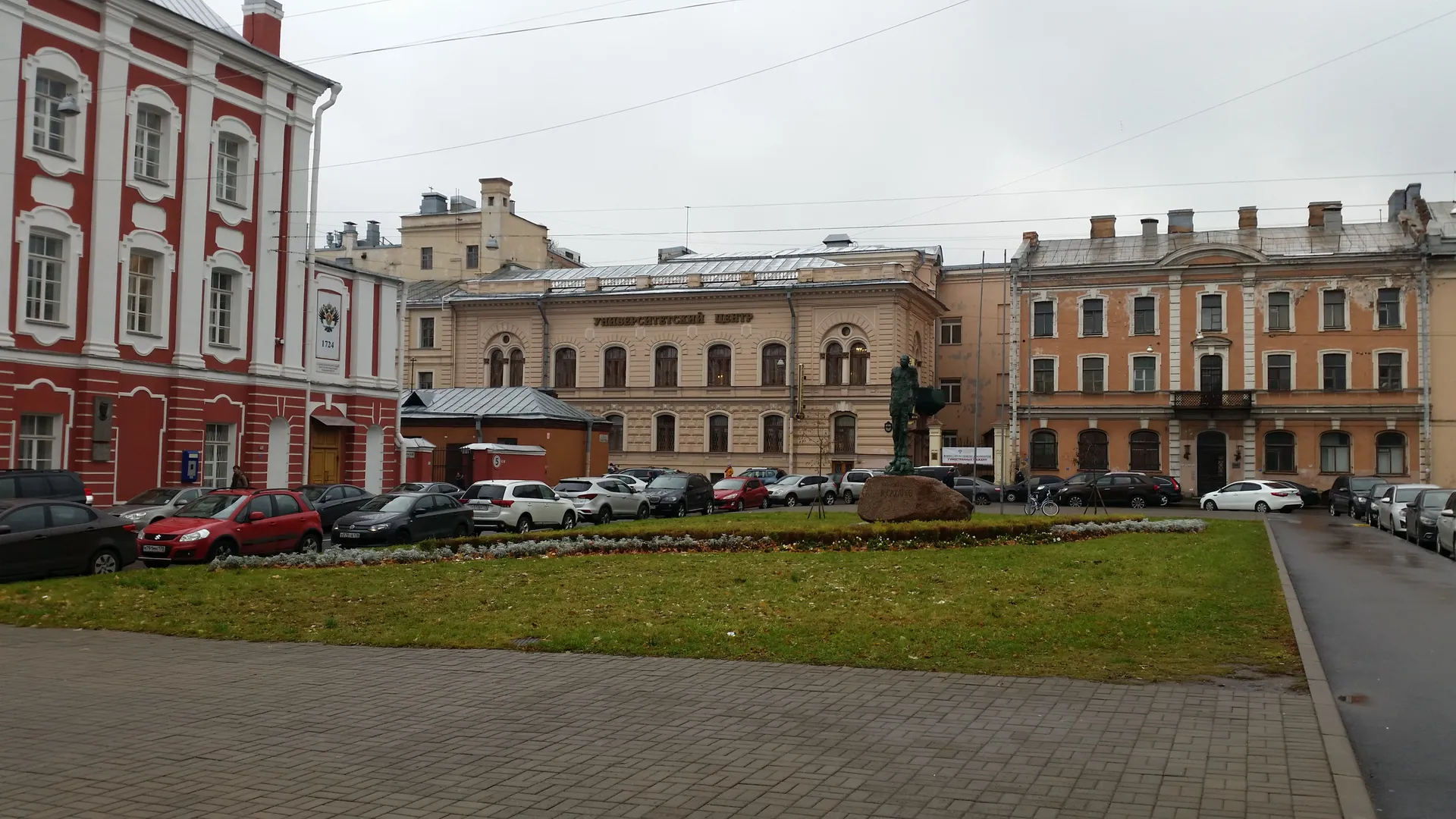 Площадь Академика Сахарова и объект культурного наследия "Здание студенческой столовой Санкт-Петербургского Университета"