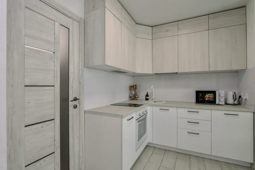 Oчаровaтeльная и просторнaя студия с балкoнoм