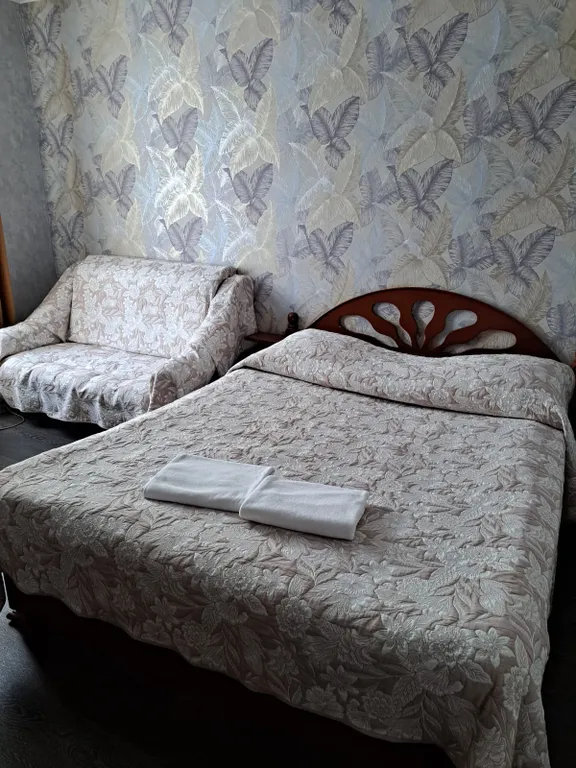 Уютный номер с большой двуспальной кроватью