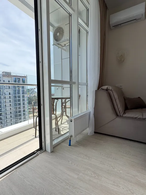 Яркая студия с видом на море