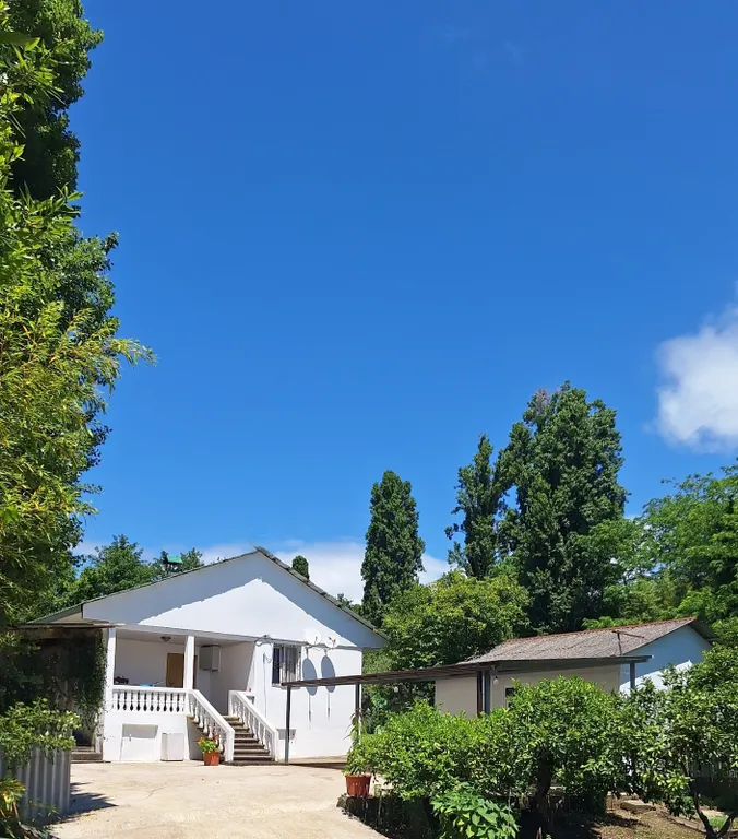 Квартира Уютная комната эконом класса с морем напротив — аренда посуточно в Приморское