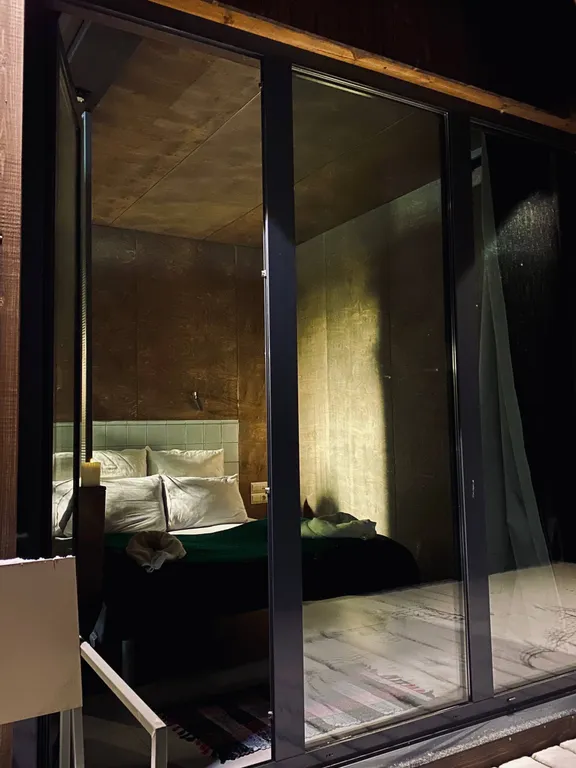 Коттедж Кемпинг на конюшне. Домик с видом на лошадей — Стеклянный