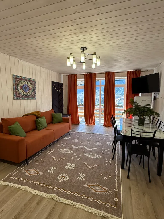 Дом в лесу с видом на горы