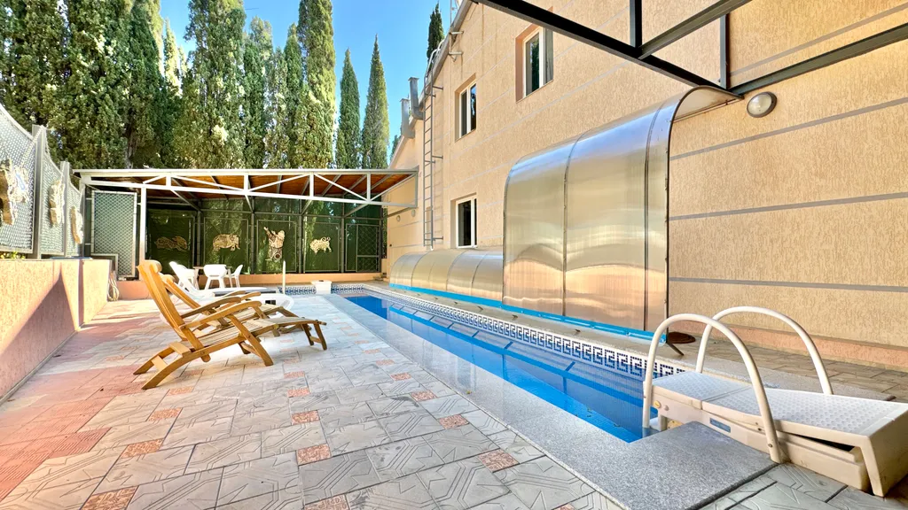 Дом у моря с личным парком, бассейном и сауной