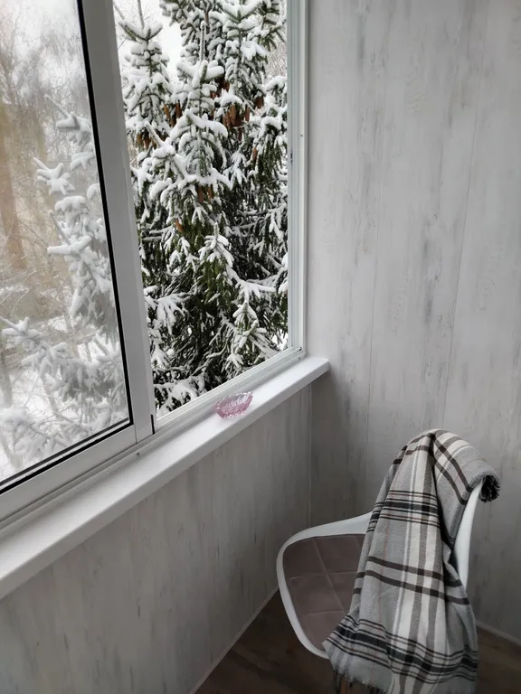 Стильная квартира с большой кроватью.