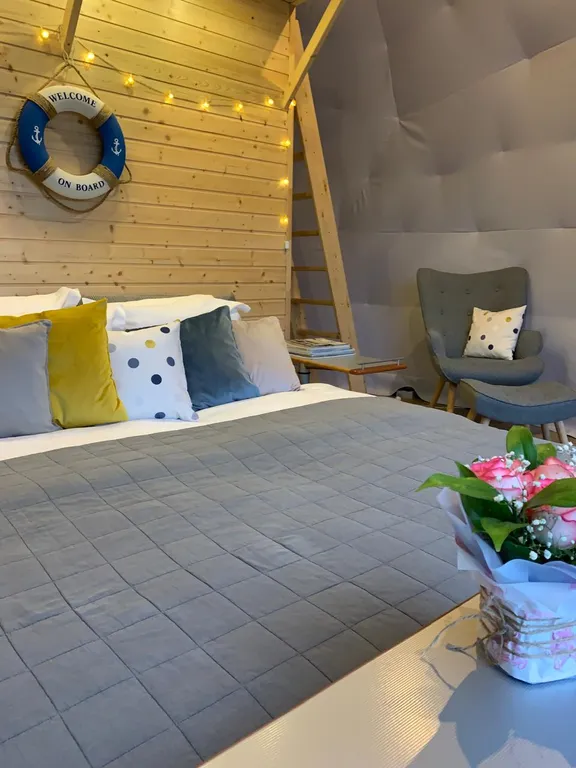 Чудесное место у озера с камином и русской баней