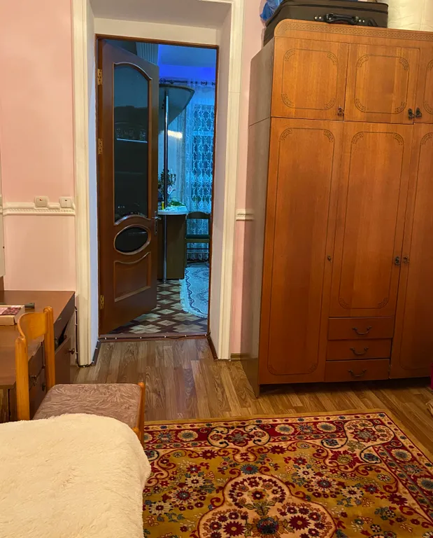 Уютная комната в частном доме с красивым садом