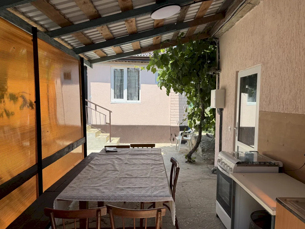 Четырёхкомнатный дом с двориком и мангалом – центр