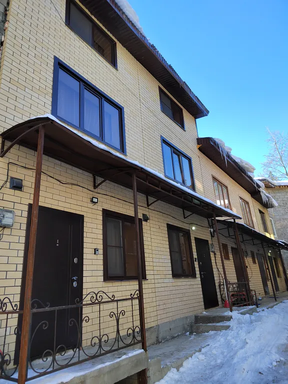 Новый трёхэтажный коттедж в центре