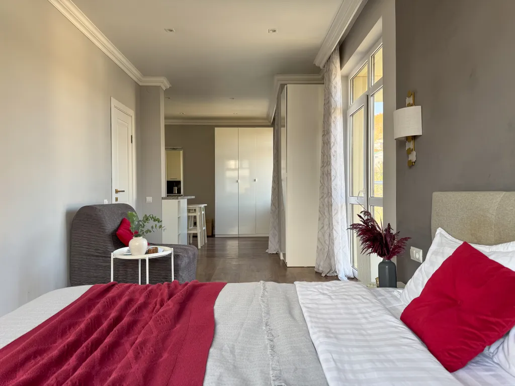 Квартира-студия с балконом у реки