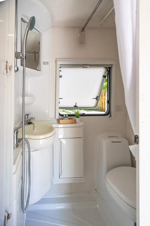 Семейный автодом возле озера