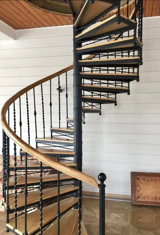 Усадебный дом с видом на реку, берег с мостками и рыбной ловлей