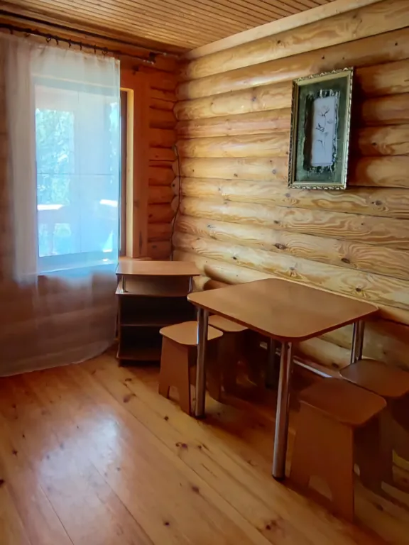 Двухэтажные срубы на берегу моря