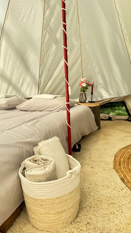 Уютный шатер среди деревьев на берегу озера