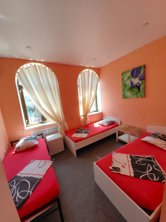 Трёхместный номер на втором этаже