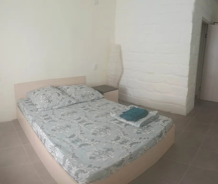 Комната с отдельной кухней в уютном доме у моря