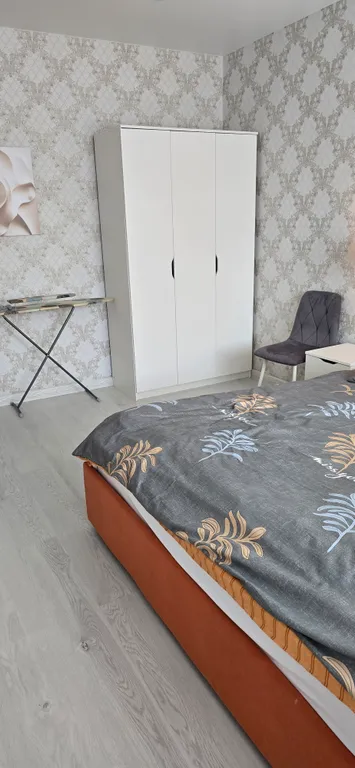 Новый дом, одна кухня изолированана от комнаты не студия всё отдельно,