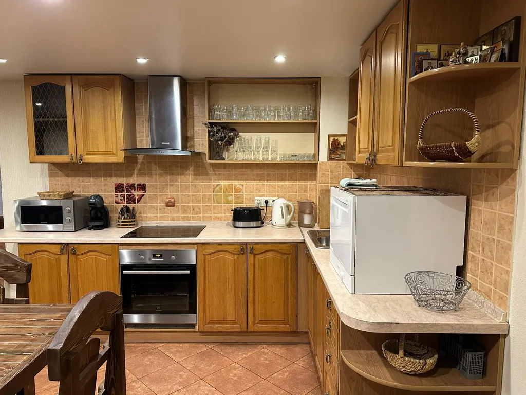 Дом на берегу реки с баней на дровах