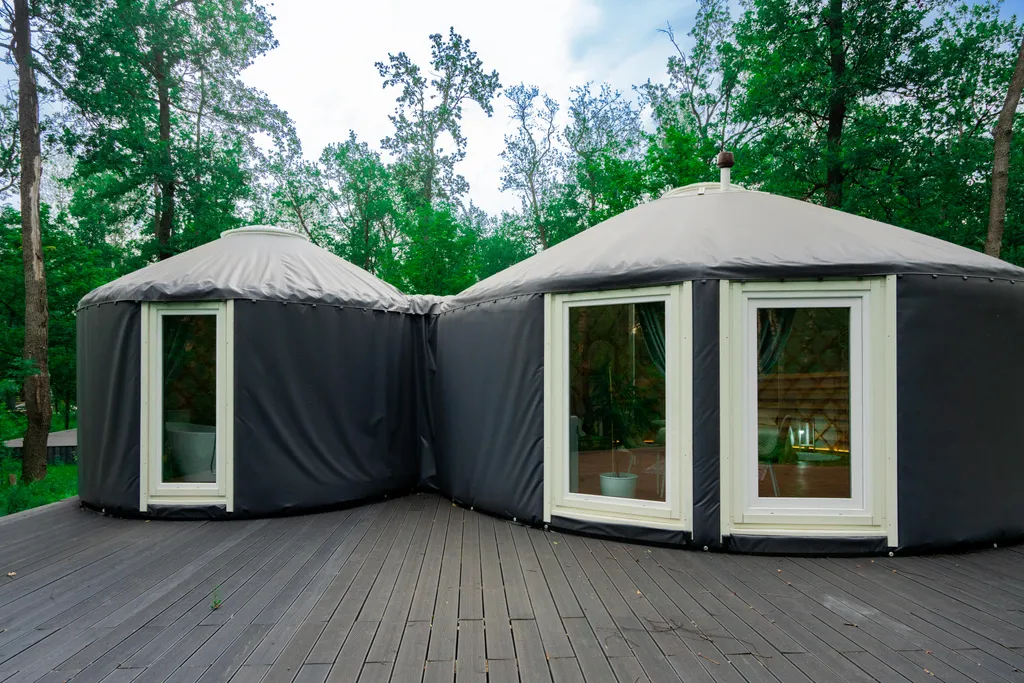 Глэмпинг с большой террасой в лесу