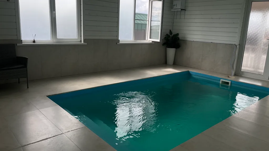 Дом с бассейном и сауной у пруда