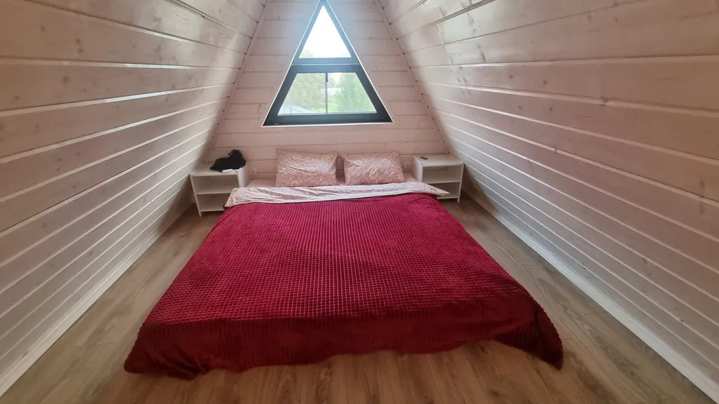 Просторный и уютный А-фрейм Scarlet House