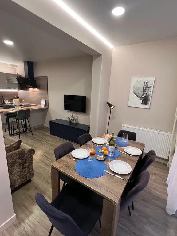 Уютная квартира с видом на морской порт и горы