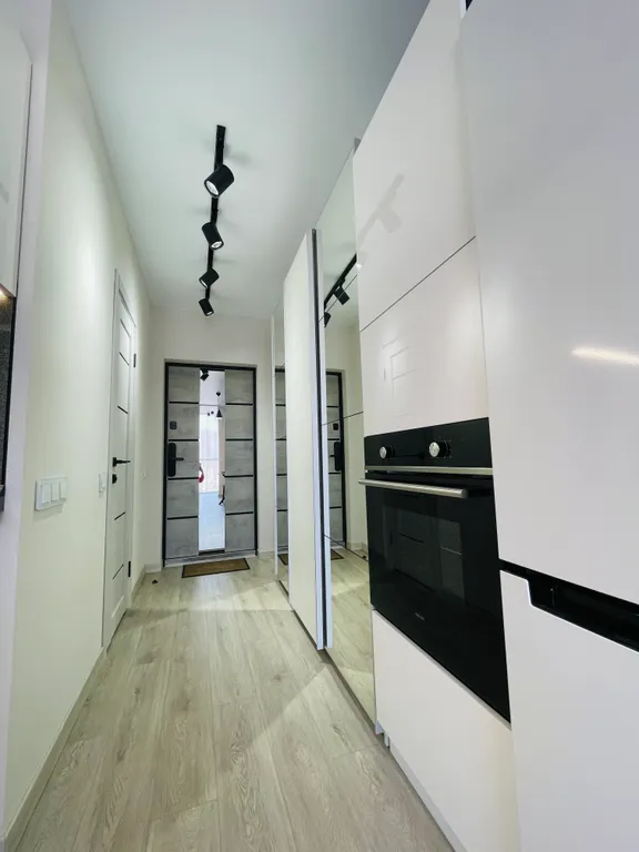 Апартаменты с панорамными окнами на лес и море и роскошным двором