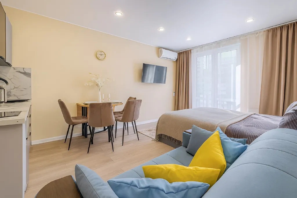 Студия с балконом и парковкой, рядом с набережной