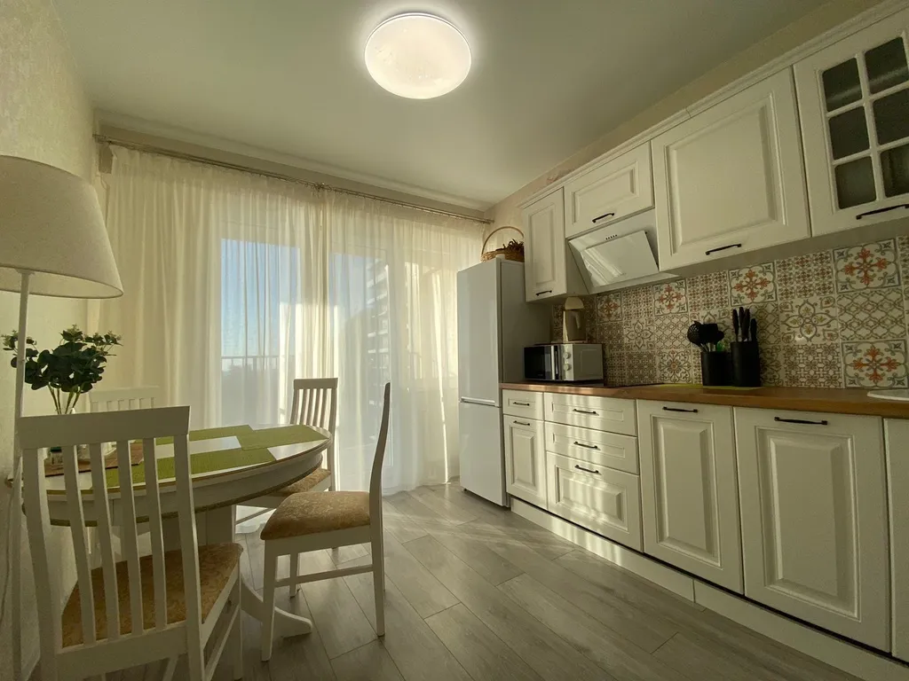 2-комнатная квартира с панорамными окнами у моря