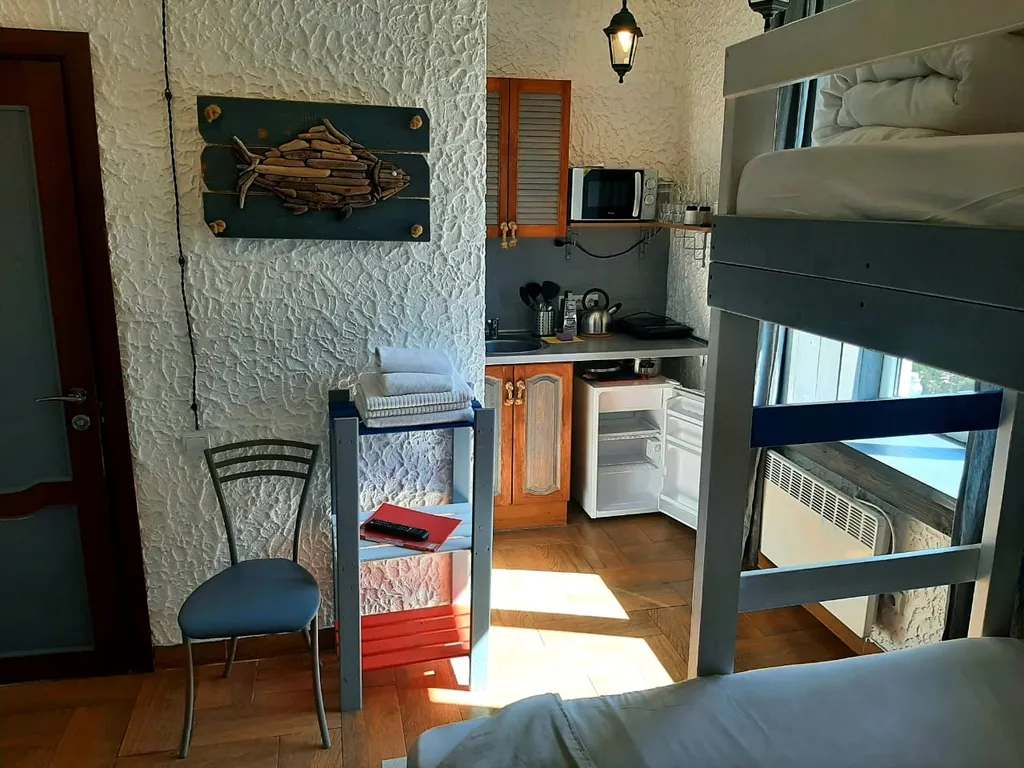 Трёхместная квартира с отдельно стоящей беседкой