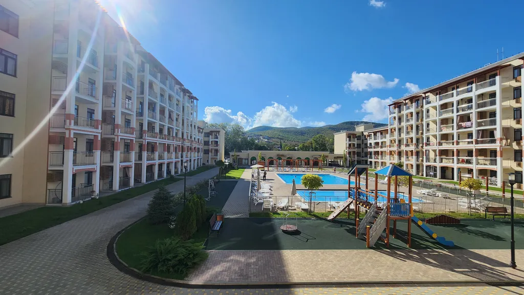 Студия с видом на бассеин