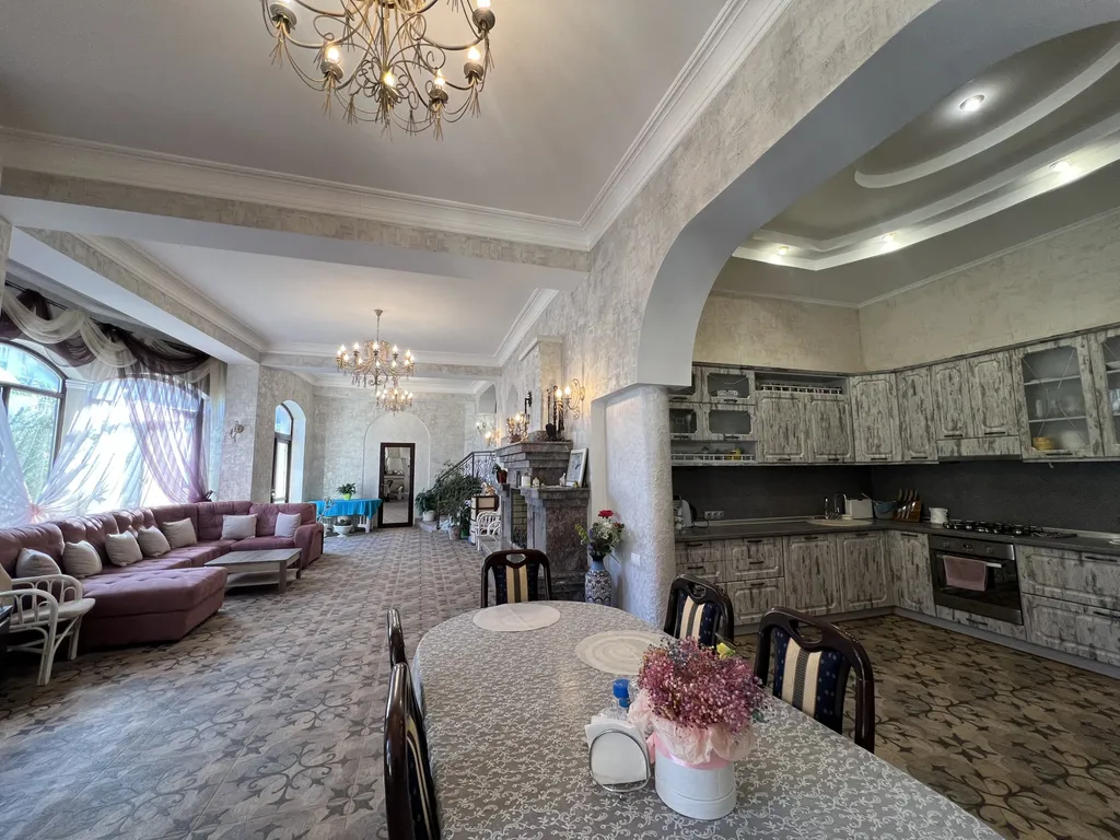 Дом в 5 минутах от набережной Ялты с бассейном и сауной