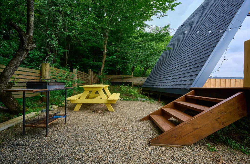 Уютный треугольный домик у леса с видом на горы