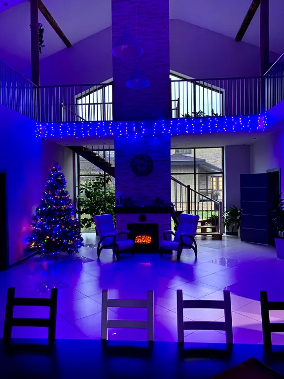 Стильный коттедж с панорамным остеклением у озера