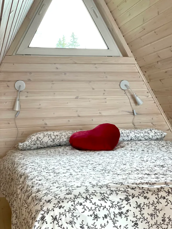 Дом-шалаш для семейной пары