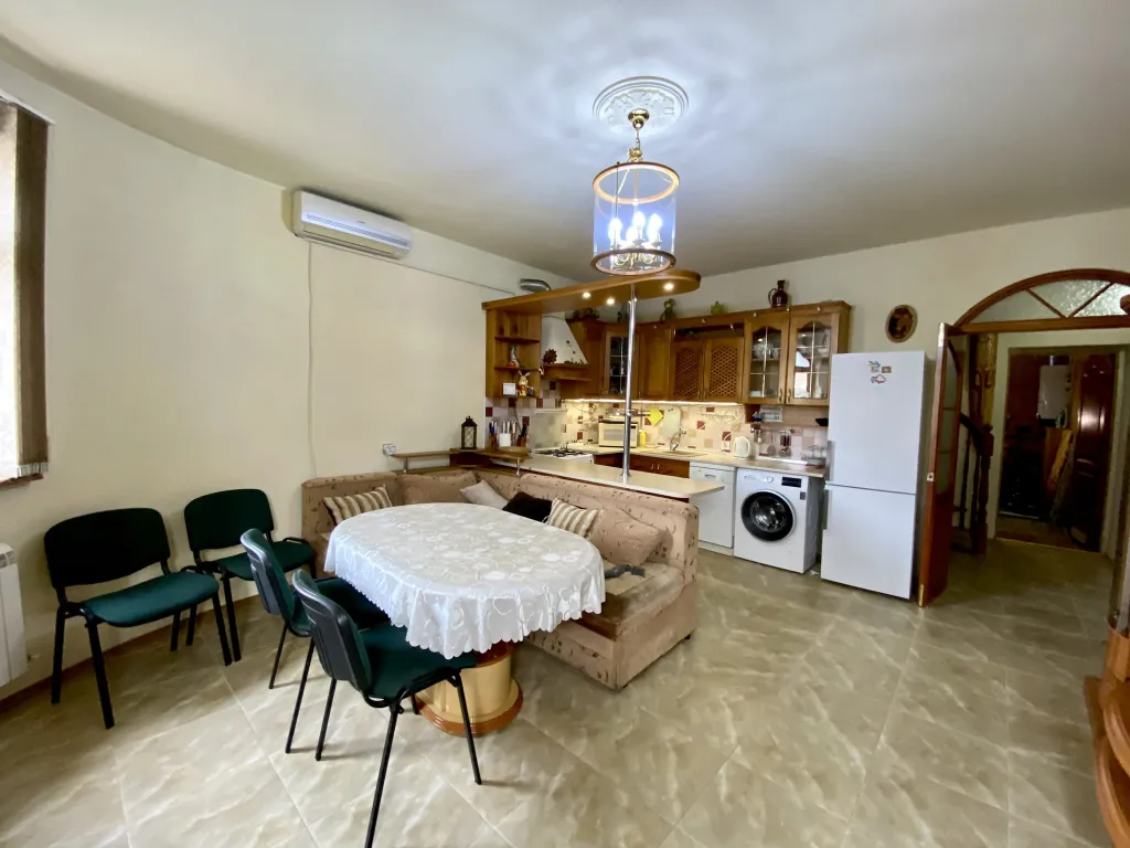 Дом в центре с видом на море