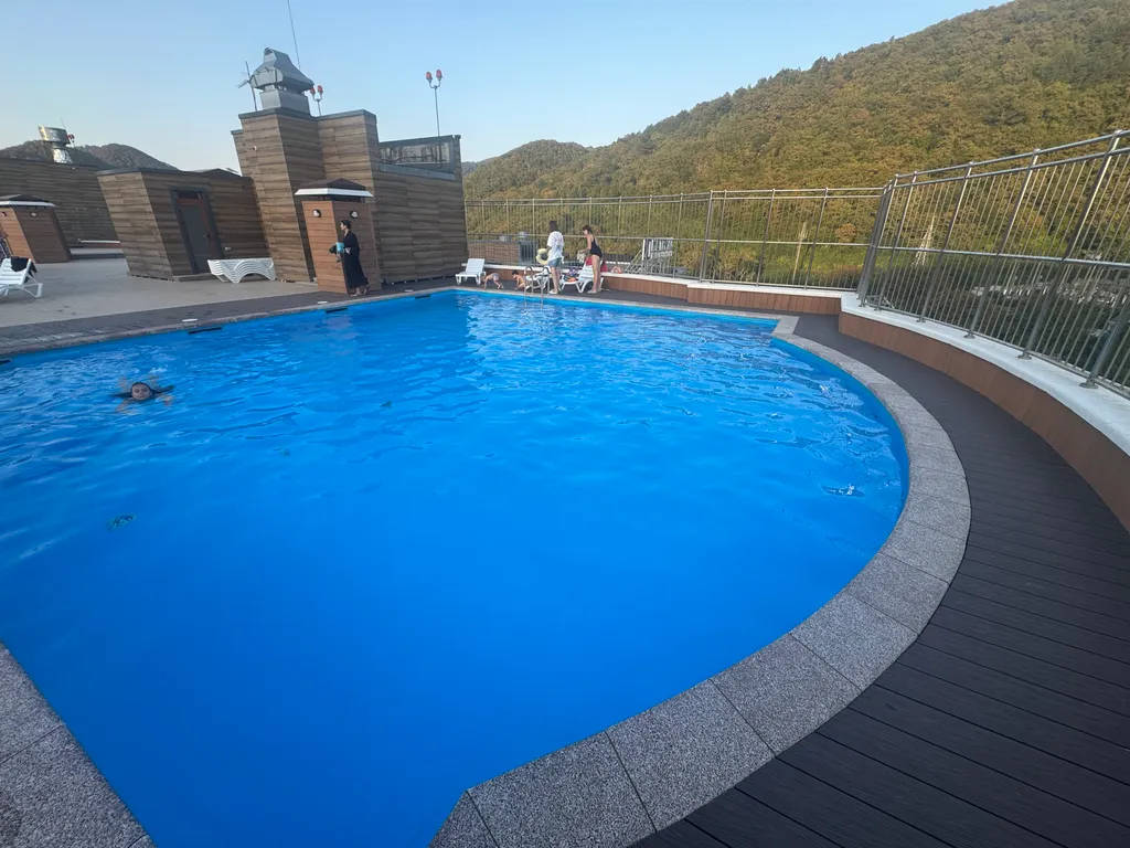 Уютная евродвушка на побережье с бассейном на крыше