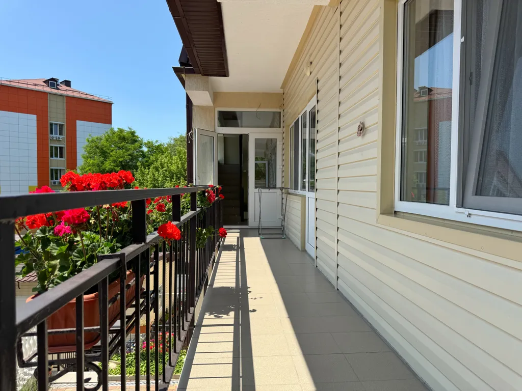 Солнечный номер для двоих с видом на цветочный дворик