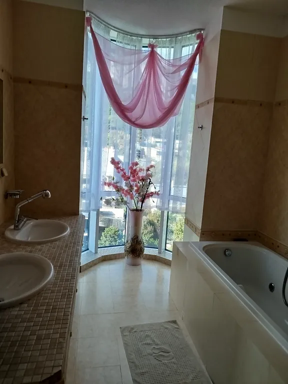 Огромная квартира с бассейном и видом на море