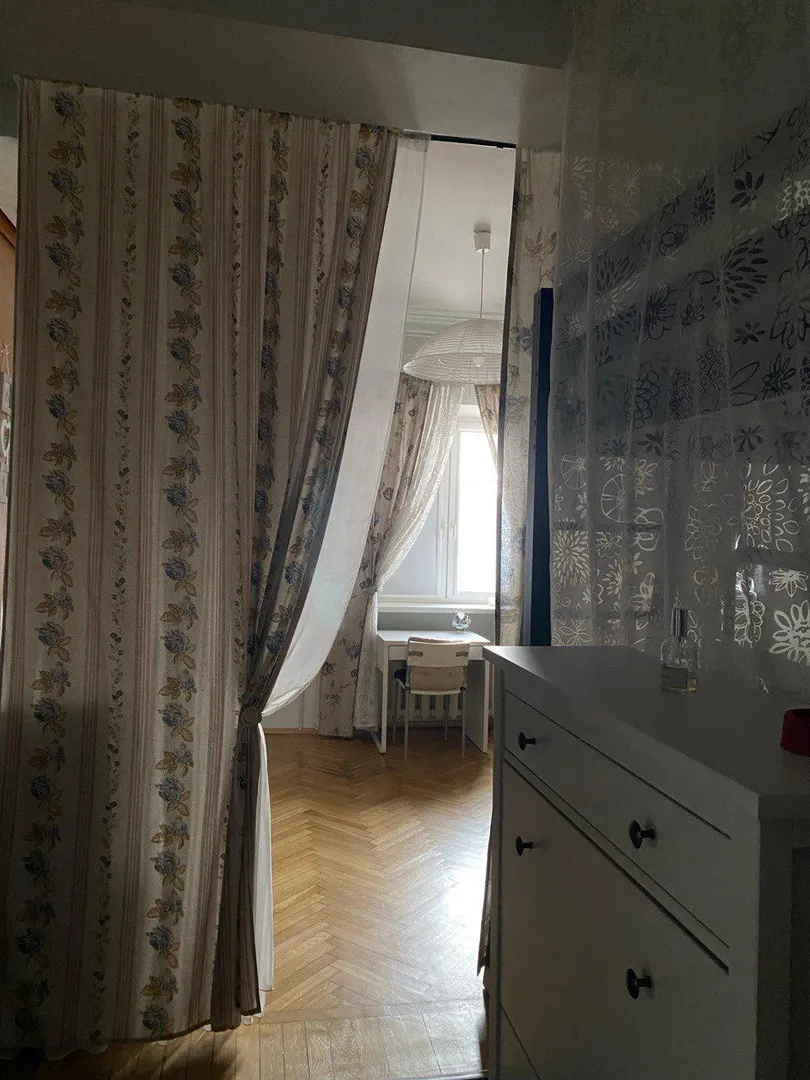 Рабочий стол для ноут-бука и с канцелярскими принадлежностями.