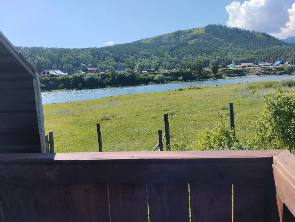 Уютный домик, на берегу реки