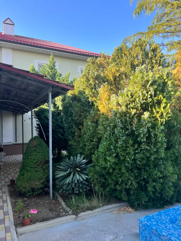 С бассейном рядом с морем