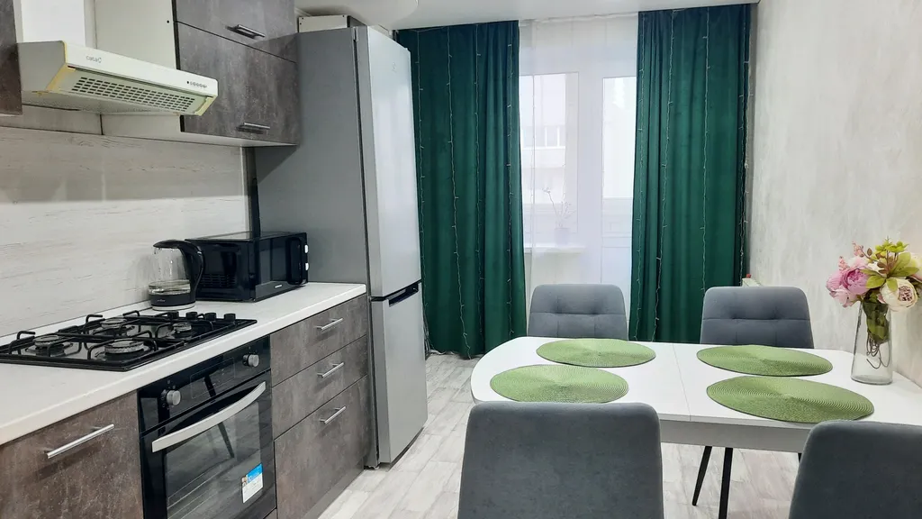 Светлая квартира с большой кроватью и Smart TV