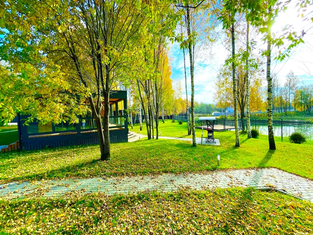 Дом Благодать у пруда с панорамными окнами