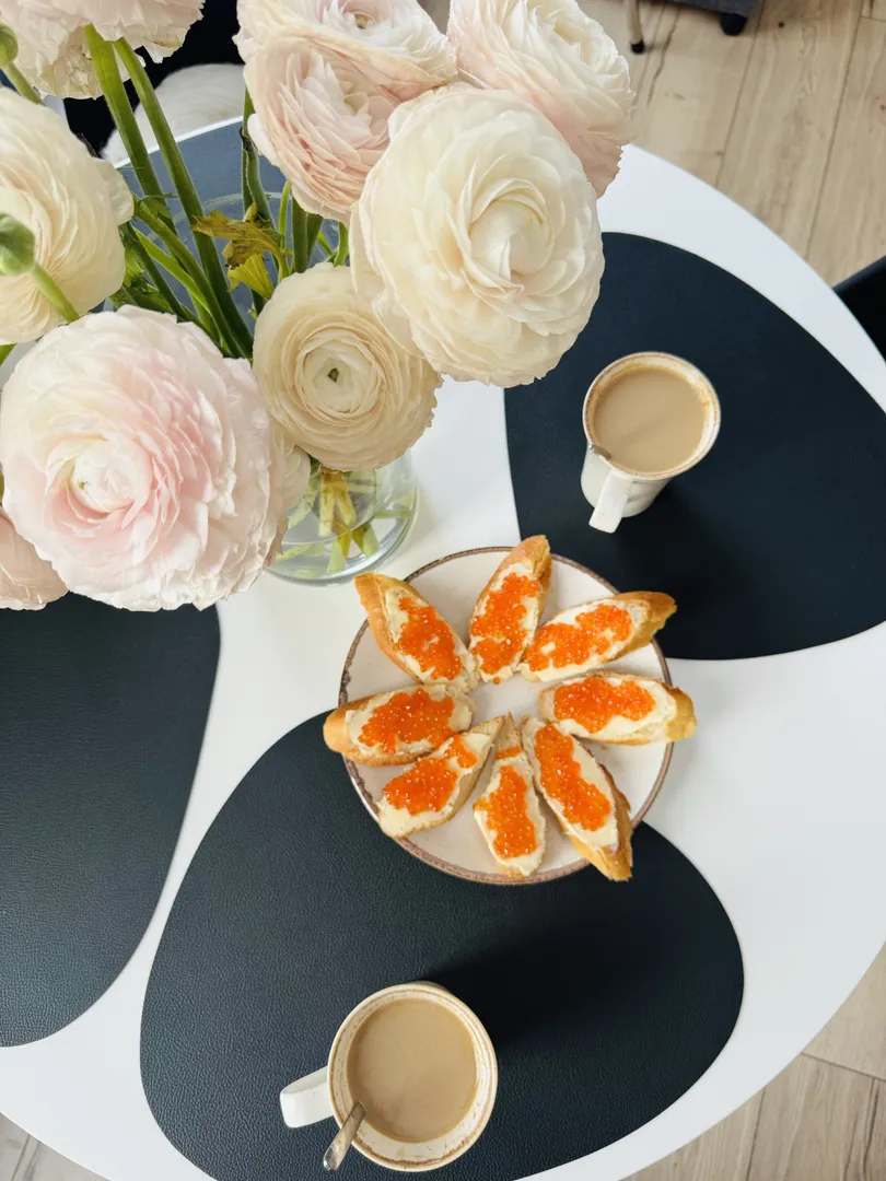 Дом оснащен красивой ресторанной посудой для завтраков из Pinterest