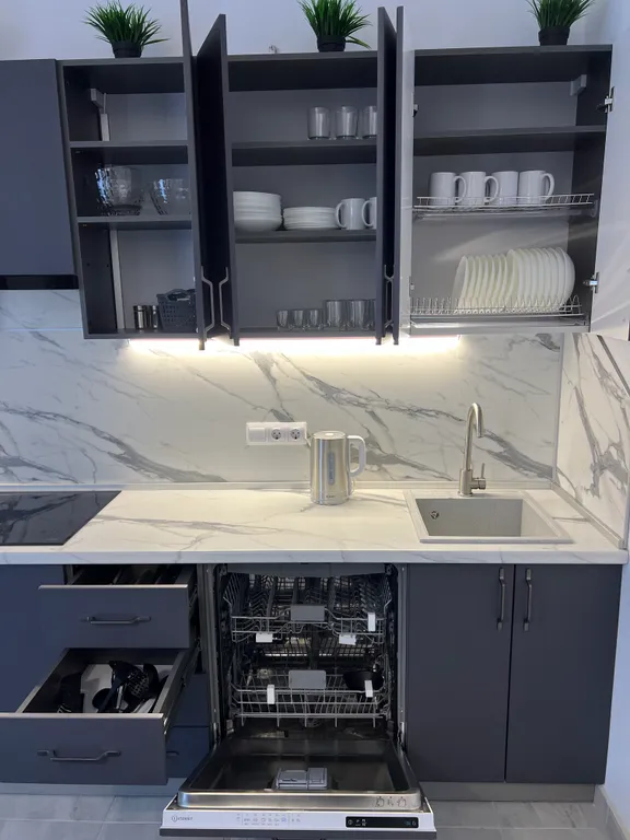 Дом с бассейном и с видом на море и горы