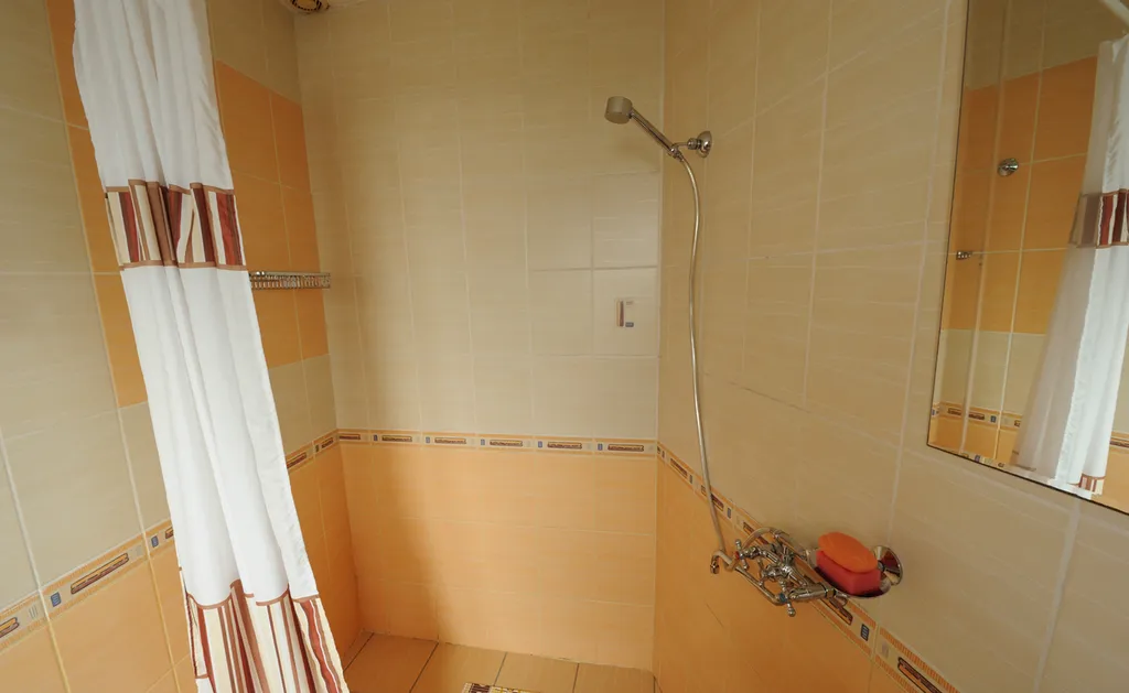 Дом с балконом, видом на море у пляжа и Воронцовского дворца