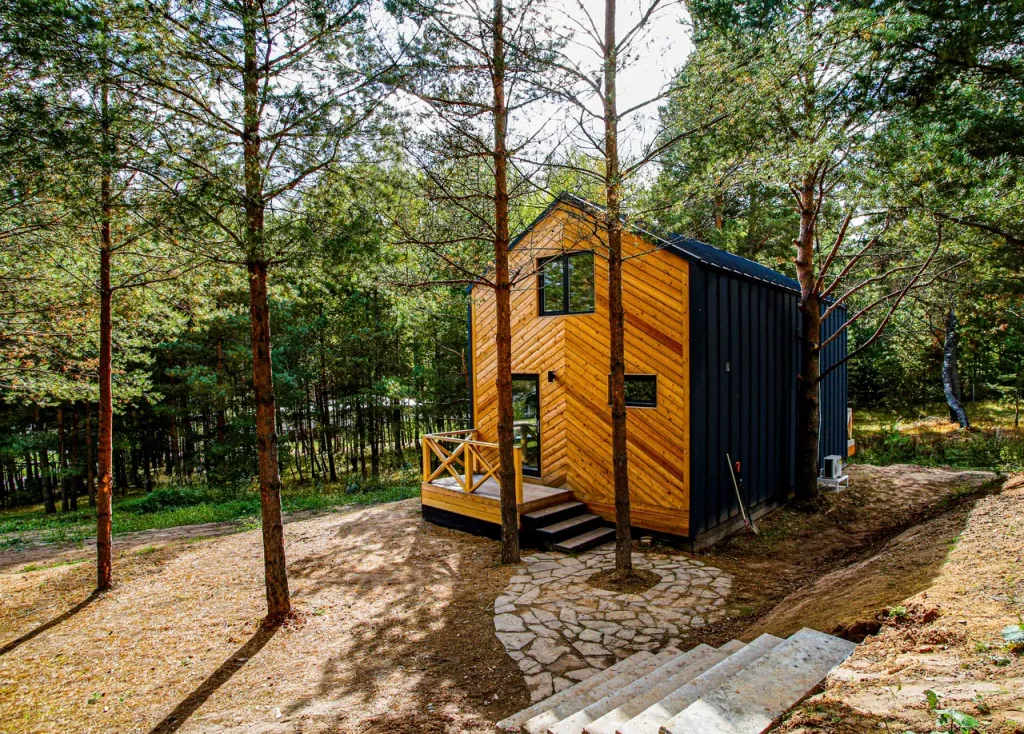 Уютный дом с огромными окнами и невероятным видом на лес