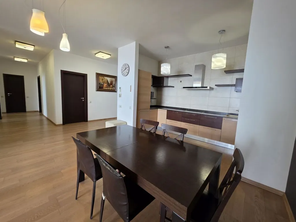 Просторная двухкомнатная квартира с видом на море